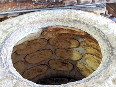 Étaler le lavash, c’est répéter un geste ancien où chaque mouvement porte la trace des générations précédentes