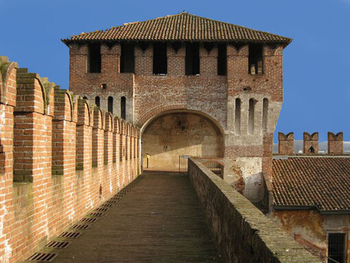 Il visitatore che arriva a Soncino è subito rapito dall’imponenza delle mura