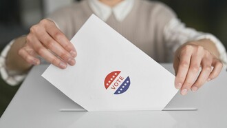 Donald Trump prometió entregar un cheque de 5000 dólares a los votantes adultos si retiene el control del Congreso