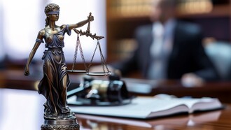 Nel diritto romano, la legittima difesa era riconosciuta come un diritto naturale, permettendo ai cittadini di proteggere se stessi o i propri beni da aggressioni ingiuste