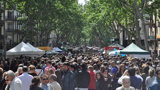 La Rambla, es un emblemático paseo de la ciudad de Barcelona que discurre entre la plaza de Cataluña, centro neurálgico de la ciudad, y el puerto antiguo, una calle abarrotada de paseantes, España
