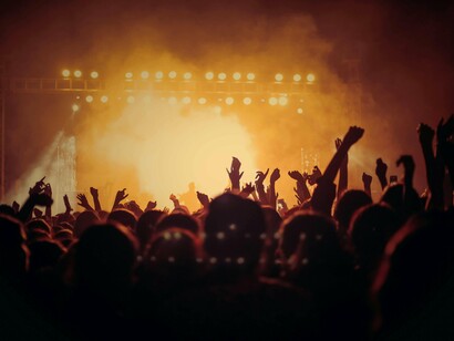 Folla ad un concerto. Chi ha la presunzione di negare la potenza di una corrente musicale che si fa interprete del disagio di un’intera generazione?