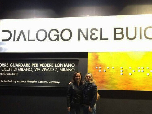Due visitatrici della mostra 'Dialogo nel Buio'