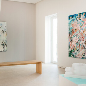 Various artists, Crowds, exhibition view. Courtesy of Opera Gallery 