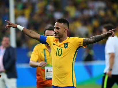 Neymar se lesiona em campo com a Seleção Brasileira. Pela seleção brasileira, ele ficou devendo muito futebol, mas vejo que também não é só responsabilidade dele nessa falta de bom futebol