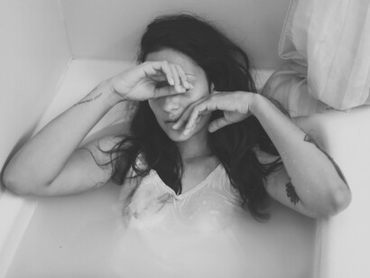 Seremos sempre escravos, mesmo que nossos espaços de movimentação sejam amplos, caso permaneçamos atrelados, acorrentados a desejos e medos 