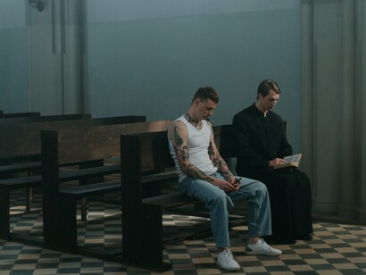 Pecar não devia ser pecado, sacanagem que fazem com a gente, ameaçam de Inferno, cozinhar no caldeirão do Capeta, queimar no fogo eterno, mas como ser santo se a própria vida nos é uma tentação o tempo todo? Impossível, só para os santos mesmo é possível, por isso é tão difícil ser canonizado, eu nunca serei, a não ser que mudem os critérios, estão mudando tudo, pode ser que um dia alguém me peça alguma coisa em desespero e eu interceda por ela lá com o Chefe e ele me atenda, duvido, mas nada é impossível desde que você queira, assim dizem os coaches