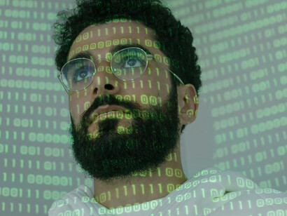 La inteligencia artificial, más que una herramienta, se perfila como una fuerza estructurante que moldea la subjetividad y los vínculos sociales