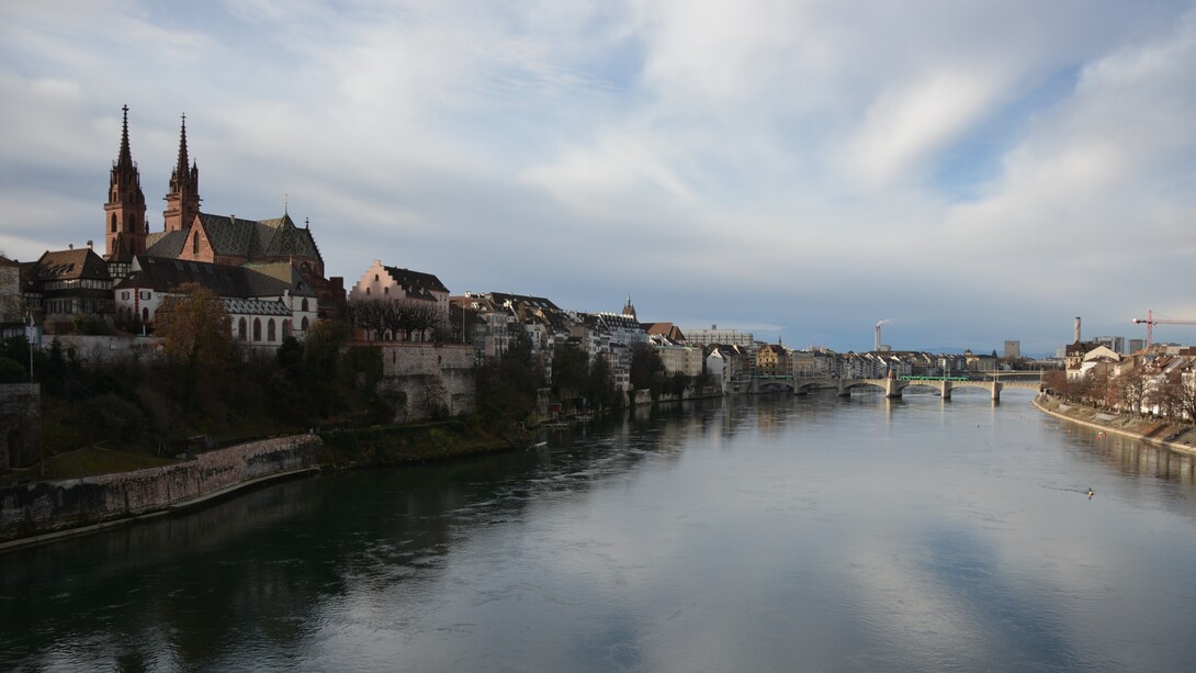 Il fiume ricorda anche quando noi dimentichiamo. Il fiume Reno nella città di Basilea, Svizzera