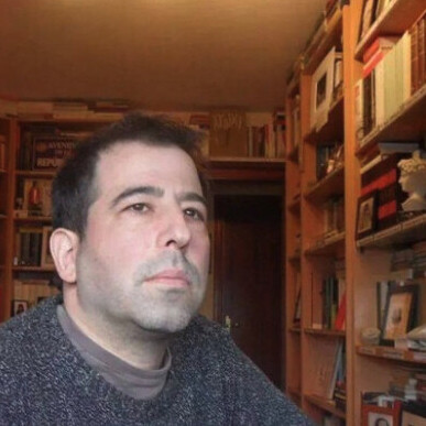 A Daniel Izquierdo Clavero le duele el silencio porque cada vez son menos habitantes. Personas mayores, apenas gente joven, algún niño. Recuerda a sus yayicos que hace ya tanto tiempo que marcharon, de su sobrina del alma, Alba, o de una catedrática, amiga envidiable, que un día descubrió la vida, abandonó la enseñanza y se puso a vender fruta