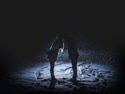 Pareja se besa en una noche nevada
