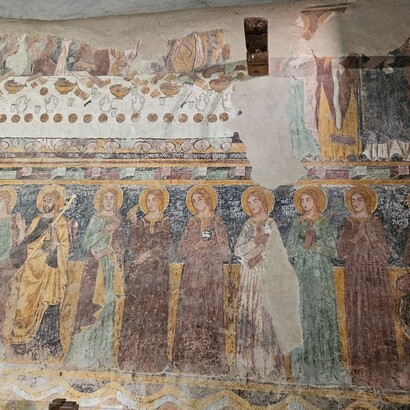 Bosa, Chiesa di Nostra Signora de Sos Regnos Altos, interno, particolare dell’affresco con sante e santi raffigurati frontalmente, ph. Roberto Luciani