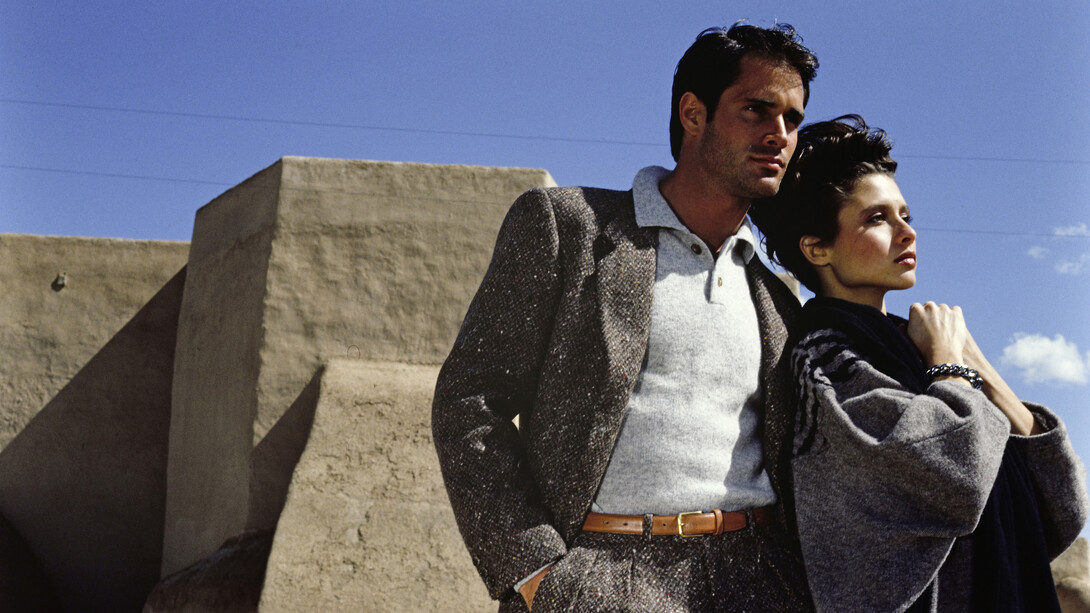  Rico Puhlmann, Erdfarbener Anzug aus Wolltweed von Paul Smith, Wollhemd im Polostil von Bill
 Ditford Design, Kleid von Adrienne Vittadini, New Mexico Museum of Art (Santa Fe), 1983. Mit freundlicher genehmigung des Kunstbibliothek