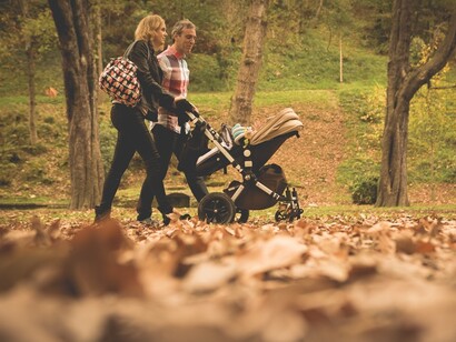 Paseo en familia en un día de otoño