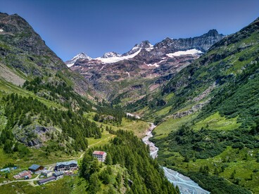 Il lago di Place-Moulinsi trova nel comune di Bionaz, in Valpelline, Valle d'Aosta, Italia