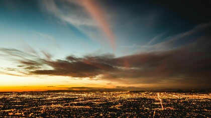 El resplandor del cielo (skyglow) sobre la urbe: una neblina lumínica que borra las estrellas y altera el equilibrio de los ecosistemas nocturnos