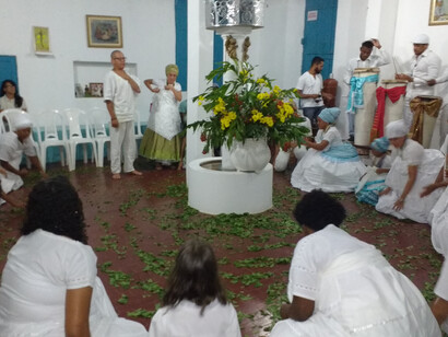 A iniciação no candomblé envolve tensões e conflitos entre noviços e mais velhos, refletindo diferentes expectativas e a importância da disciplina religiosa. Ilê Asé Dana Dana candomblé ritual in Caetité Bahia 