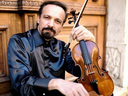 Il maestro Dejan Bogdanovich, di origine serba, già enfant prodige che ha studiato al Conservatorio di Mosca ed è un solista e acclamato virtuoso del violino