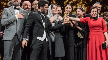 El equipo de la película ganadora del Festival de Cine de Berlín 2020 There is No Evil recoge el
Oso de Oro. Foto: Erik Weiss / Berlinale 2020
