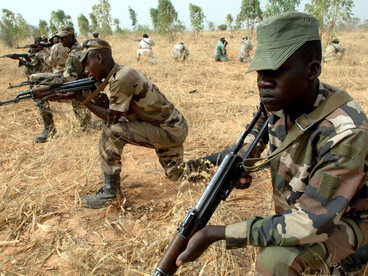Des soldats de l'armée nigérienne s'entraînent aux tactiques de terrain lors d'un entraînement au combat animé par des soldats de l'armée américaine dans le cadre de l'exercice conjoint Flintlock 2007