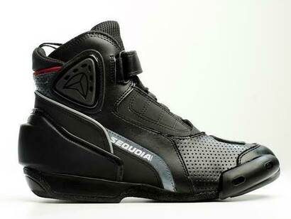 Bota con protecciones para montar en moto