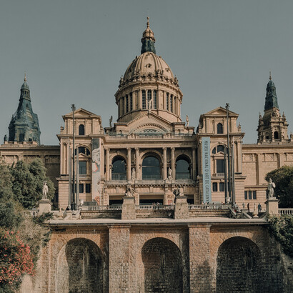 Entrada do Museu Nacional de Arte da Catalunha, em Catalunha, Espanha