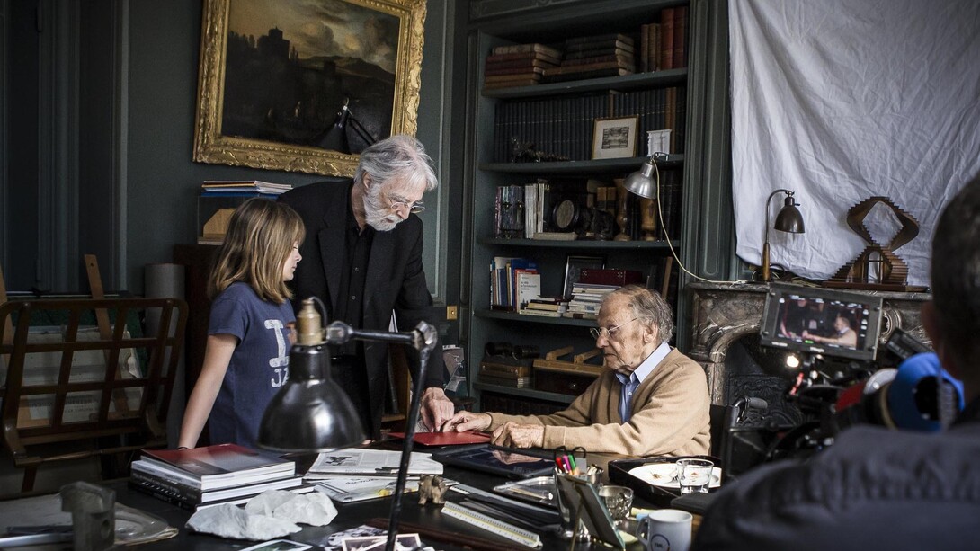 Jean-Louis Trintignant, Michael Haneke y Fantine Harduin en la grabación de Un final feliz (2017)