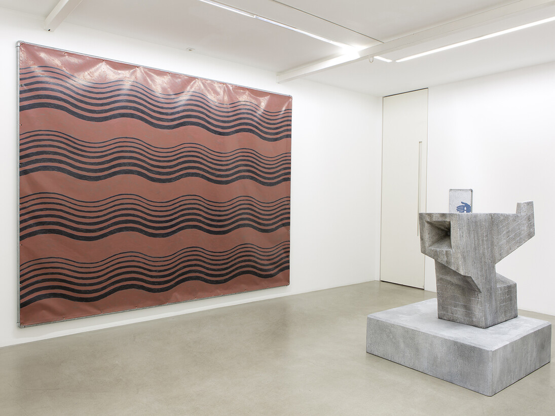 Valentin Carron - Père et fils, 2014, Vinyl ink on pvc tarpaulin, galvanised steel tubing, metal wire, 300 x 380 cm - The great object (after André Gigon), 2014
Polystyrene and resin, 161 x 130 x 130 cm - Main bleue bougie blanche, 2014, Vinyl ink on pvc tarpaulin, galvanised steel tubing, metal wire, 47 x 37 cm, View of the exhibition « L’autoroute du soleil à minuit », kamel mennour (47, rue Saint-André des Arts), Paris, 2015 © Valentin Carron, Photo: Fabrice Seixas, Courtesy the artist and kamel mennour, Paris

