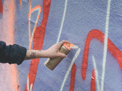 El grafiti en Argentina se ha convertido también en un medio de protesta, no solo por los crímenes que se vivieron, sino que conforman un lugar de expresión contra las desigualdades sociales