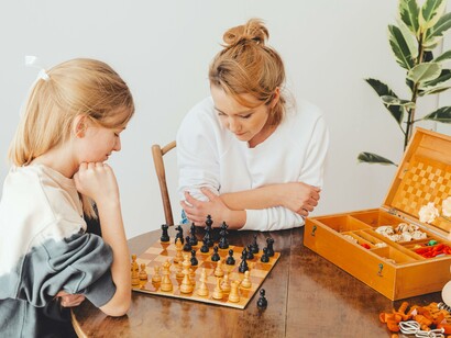 Foto de pessoas jogando xadrez