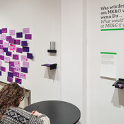 Verschiedene künstler, Wer bist du? Ausstellungsansicht. Mit freundlicher genehmigung des Museums für Kunst und Gewerbe Hamburg