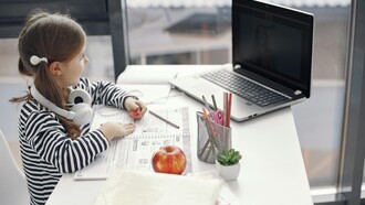 La personalización del aprendizaje permite adaptar experiencias educativas a las necesidades individuales de cada estudiante, mejorando su compromiso y resultados