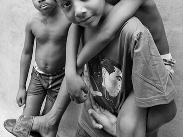 Es necesario cuestionar las nomenclaturas heredadas para fortalecer nuestra propia identidad cultural. Habitantes Cuna o Guna en el archipiélago de San Blas, Panamá, cortesía del fotógrafo costarricense Joaquín Murillo