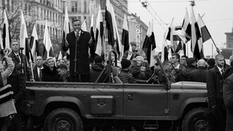El presidente polaco, Andrzej Duda, encima de un vehículo militar y rodeado de grandes medidas de seguridad, iniciando la marcha ultranacionalista realizada en Varsovia el 11 de marzo de 2018. Fotografía: Jordi Borràs