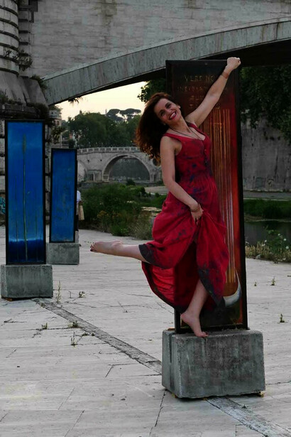 La bailarina Francesca Chialá ante una de las obras de Corrado Veneziano, Isla Tiberina, Roma