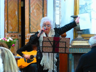 Paola Cavanna che si esibisce in brani di Carlo Porta e canzoni della tradizione milanese, chitarra Marcella Arganese