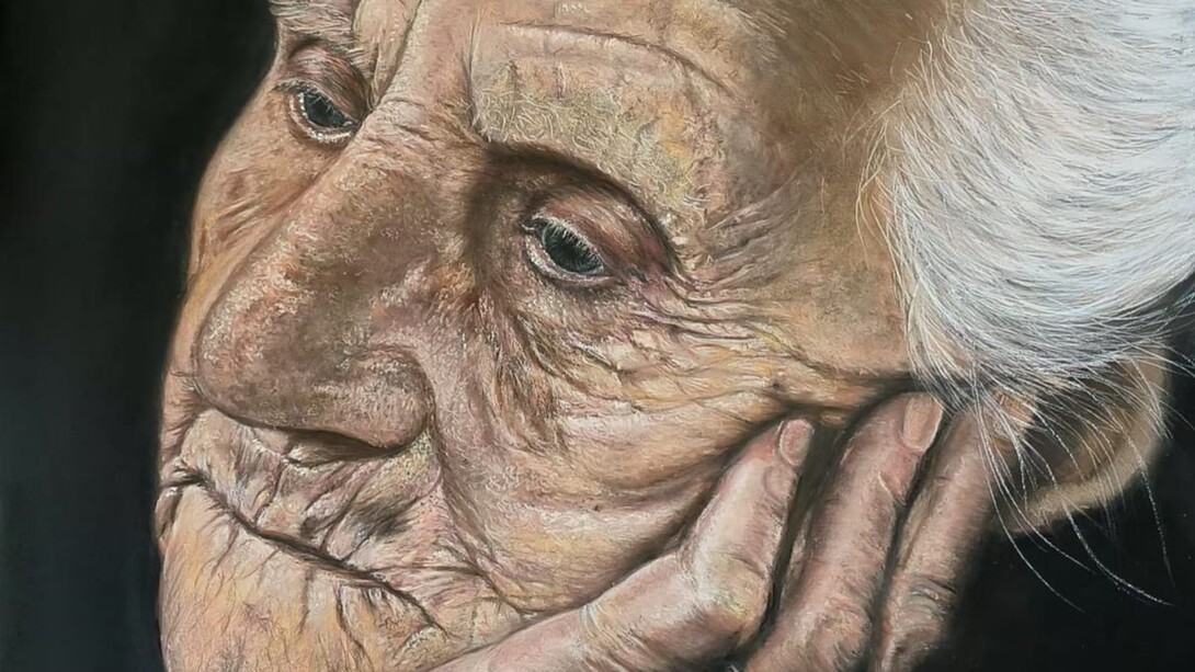 Luisa Vargiu, Boi Antonietta a 106 anni, 2023, pastello a secco su pastelmat. "Il tempo lascia segni, ma non toglie luce. Ogni ruga è memoria, ogni sguardo è vita. Ritrarla è stato ascoltare la sua storia con il cuore"