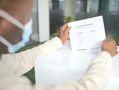 Jovem vota em seu país