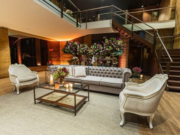 O registro fotográfico preserva a atmosfera de um hotel concebido para impressionar e acolher seus visitantes. Na narrativa, a preocupação de Ernestine com a decoração e com a adaptação dos espaços revela que sua ambição ultrapassava a simples oferta de hospedagem
