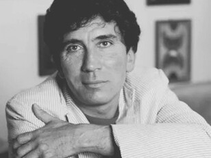 Reinaldo Arenas ha denunciato con forza le oppressioni politiche e sociali di Cuba attraverso una narrativa intensa, autobiografica e coraggiosa