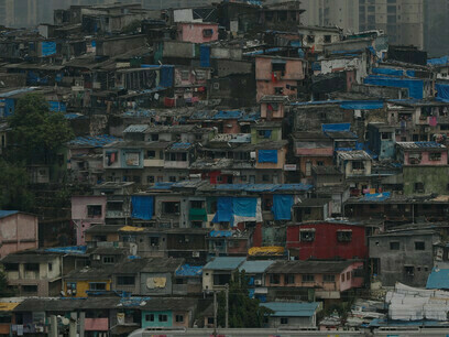Pobreza urbana y problemas de vivienda en los barrios marginales del Sur del mundo.
"La mayoría de los seres humanos no son sujetos de derechos humanos, sino objetos de discursos de derechos humanos": Blimunda en "Memorial del convento", de Saramago