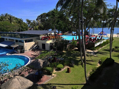 Veduta delle piscine dell'Holiday Villa Beach Resort & Spa Langkawi, direttamente sulla spiaggia di Pantai Tengah
