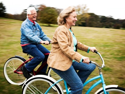 Pareja mayor disfrutando de un paseo en bicicleta