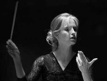Inma Shara España, die erste Frau, die anlässlich des 60. Jahrestages der Allgemeinen Erklärung der Menschenrechte ein Konzert in der Vatikanstadt dirigierte