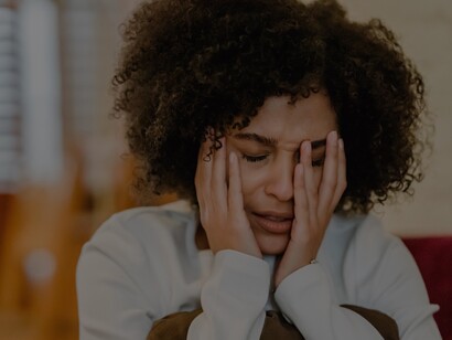 Mulher deprimida chora