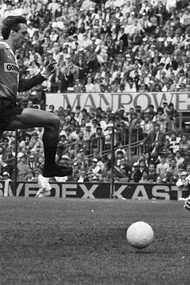 C'est l'Ajax d'Amsterdam, dans les années 70, qui a imposé un football basé sur la maîtrise technique, la mobilité et une intelligence collective sans précédent, repoussant ainsi les limites du possible