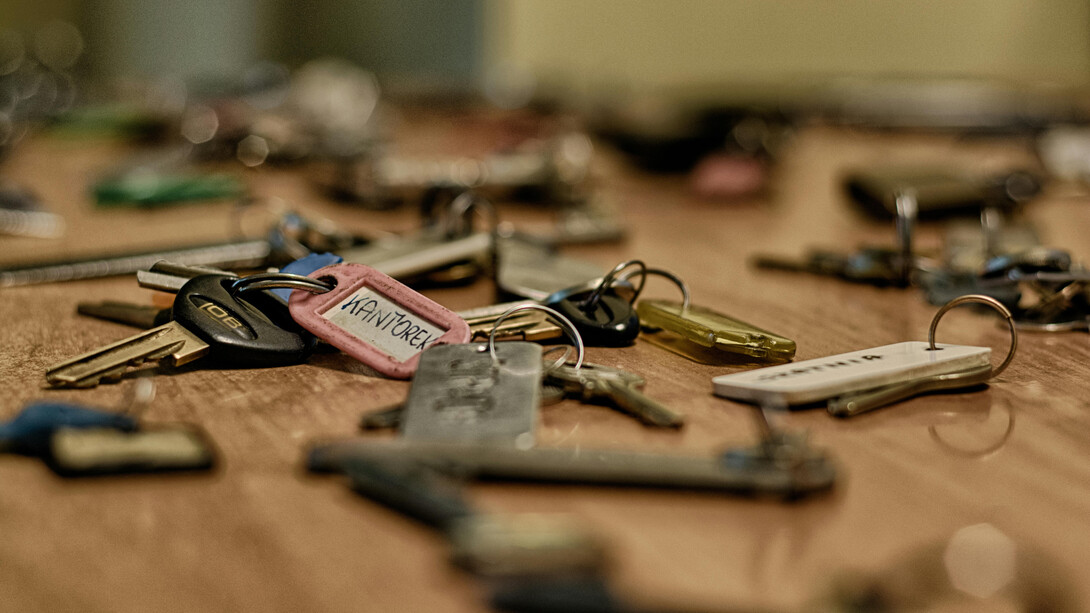 Clés égarées, histoires suspendues, fragments d’un monde où l’hospitalité perd son visage