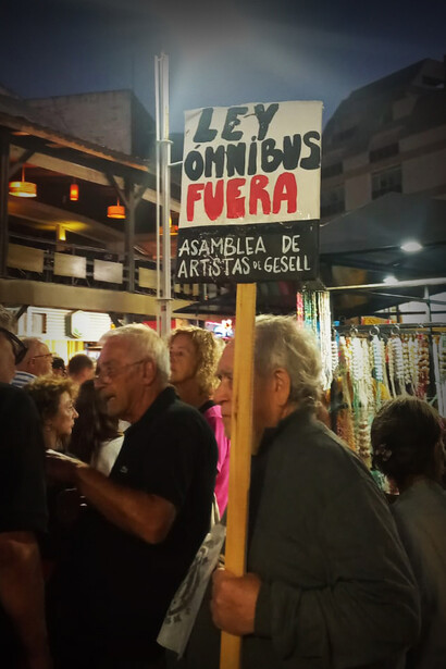 Cartel de la Asamblea de Artistas de Villa Gessell en la Marcha del Orgullo Antifascista y Antirracista, 01 de febrero de 2025, Buenos Aires, Argentina