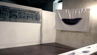 Marco Baldicchi, Progetto Ogni sorriso, 2012. Installazione di 12 lenzuola ricamate con filo dorato. 