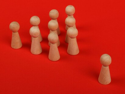 Em contraste, o poder simbólico, baseado em valores compartilhados e legitimidade moral, é mais resiliente, pois se reproduz por meio do consenso e da identificação